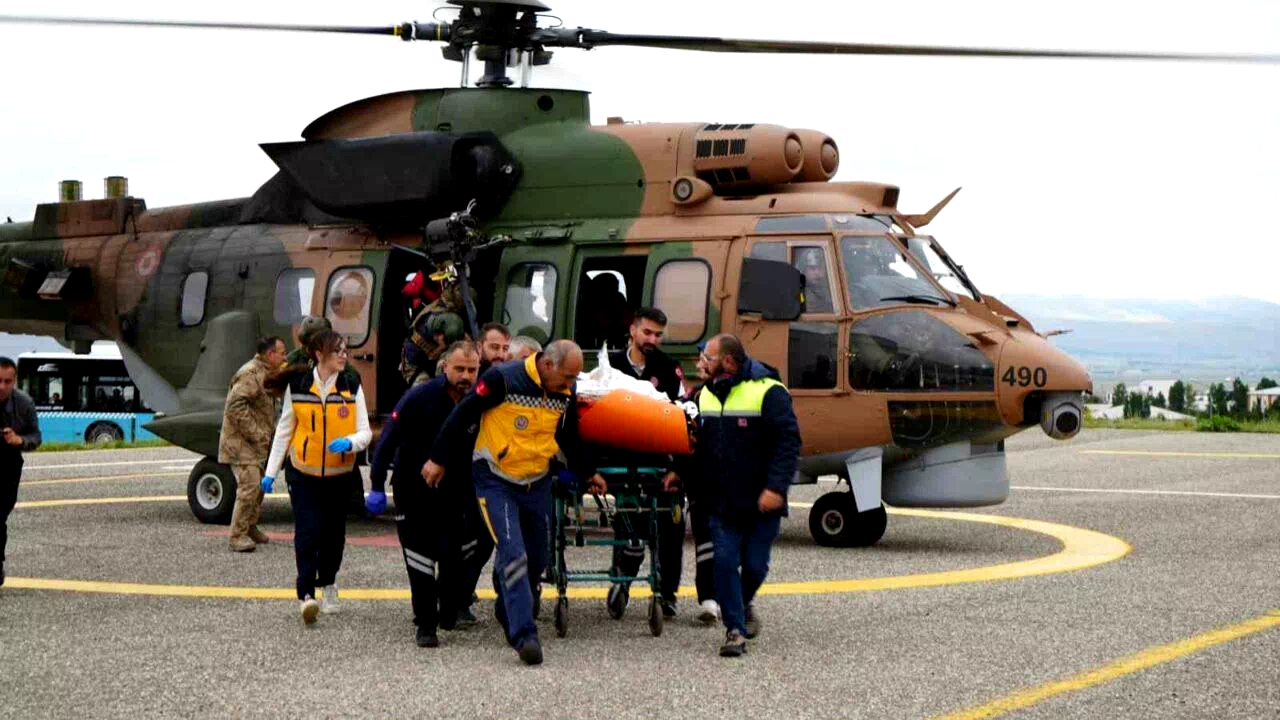 Düşen uçakta ağır yaralanan kadın yolcu, helikopter ile Erzurum’a getirildi