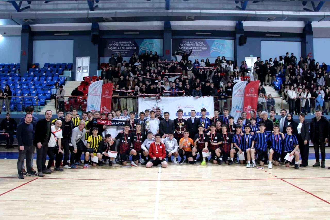 “Düzce’de 27 Takımlı Futsal Müsabakalarında Farabi Anadolu Lisesi Zirvede”