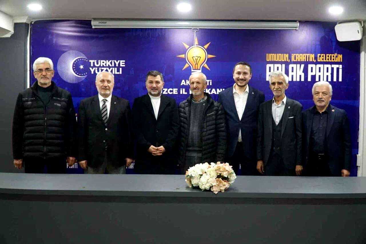 Düzce’de emekli eğitimciler AK Parti’ye katıldı