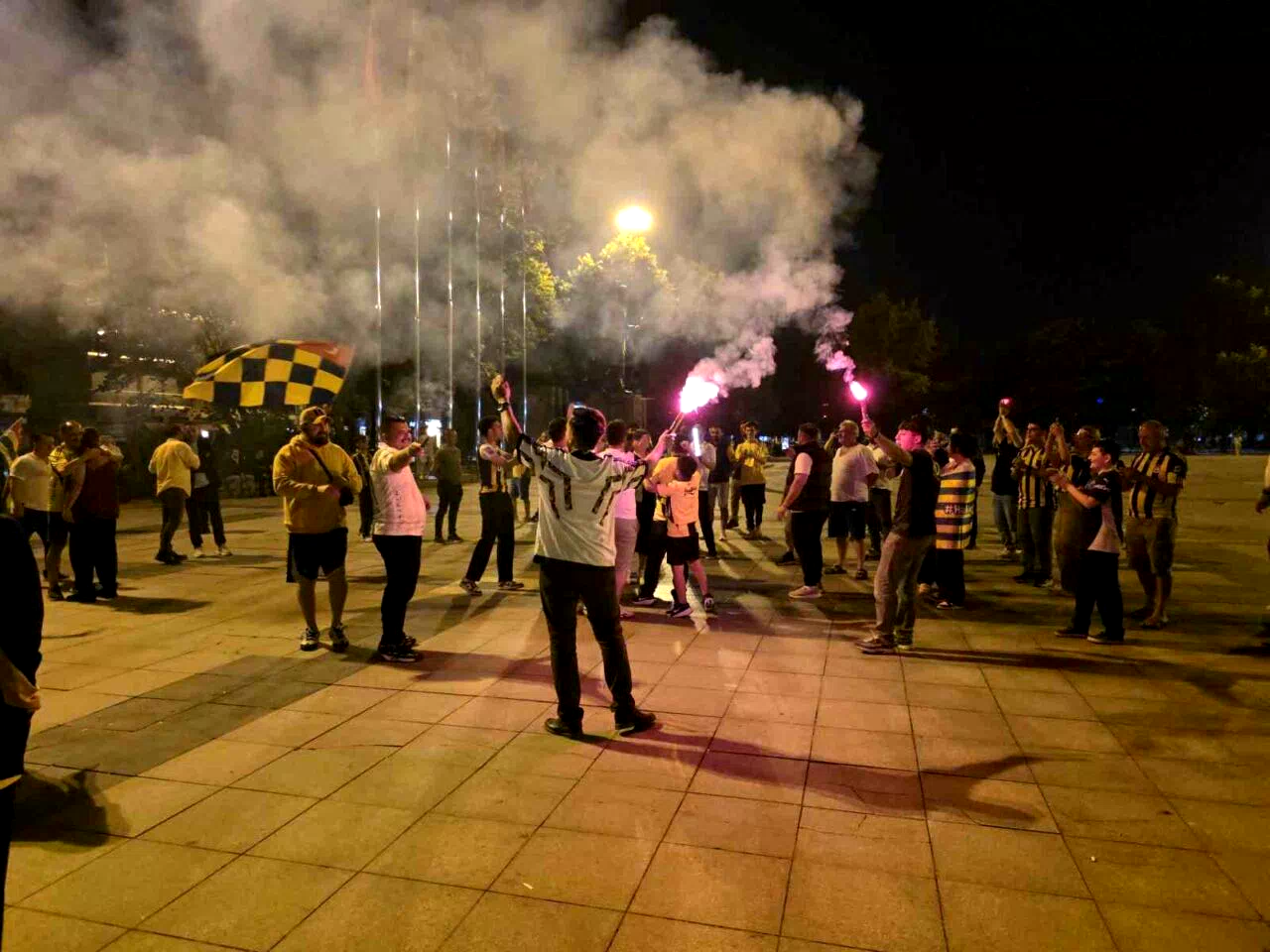 Düzce’de Fenerbahçe Başkanı Aziz Yıldırım sevinci
