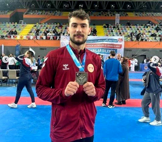 “Düzce Üniversite Öğrencileri Türkiye Karate Şampiyonasında Başarıyla İmza Attı”