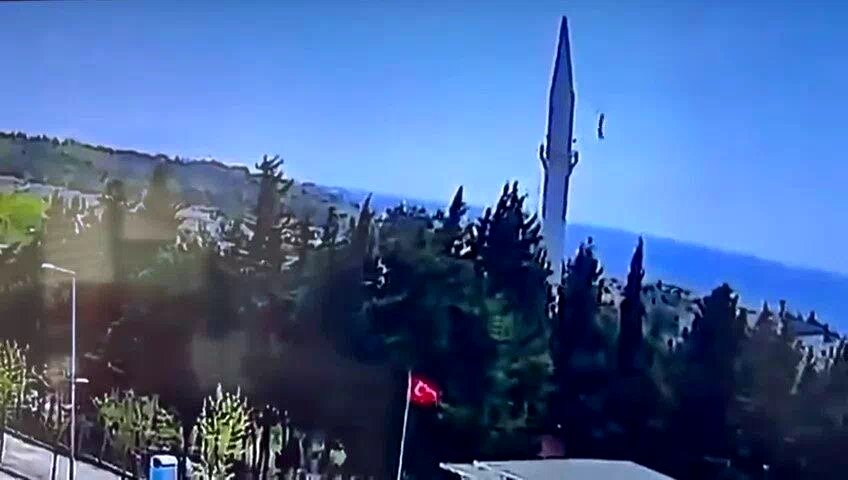 (Düzeltme) Büyükçekmece’de depremin ardından caminin aleminin düştüğü anlar kamerada
