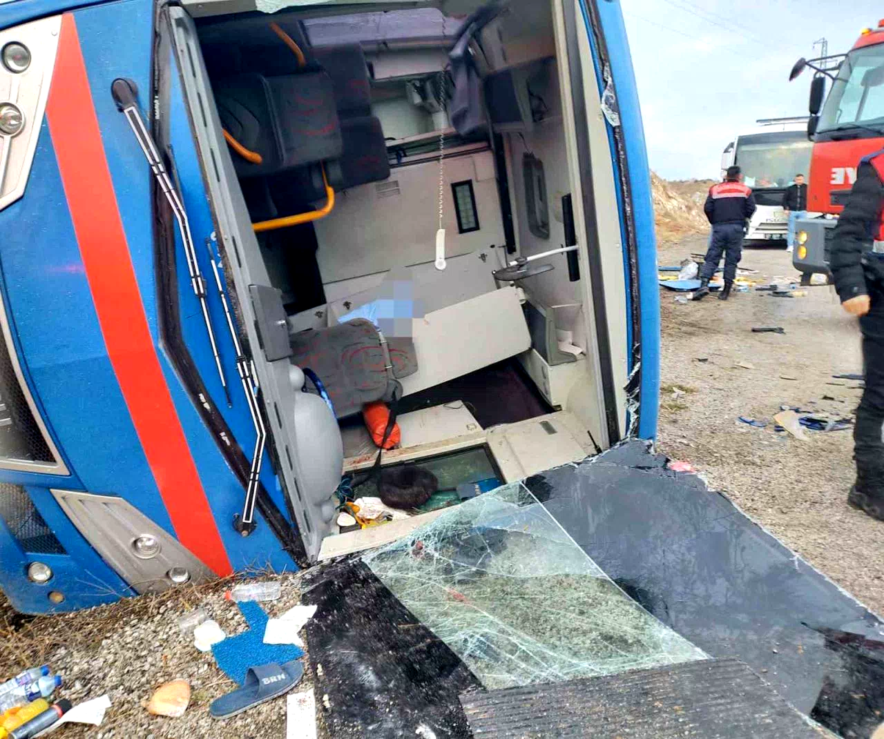 (Düzeltme) Cezaevi nakil aracı devrildi, 7 jandarma ve 2 Adalet Bakanlığı personeli yaralandı