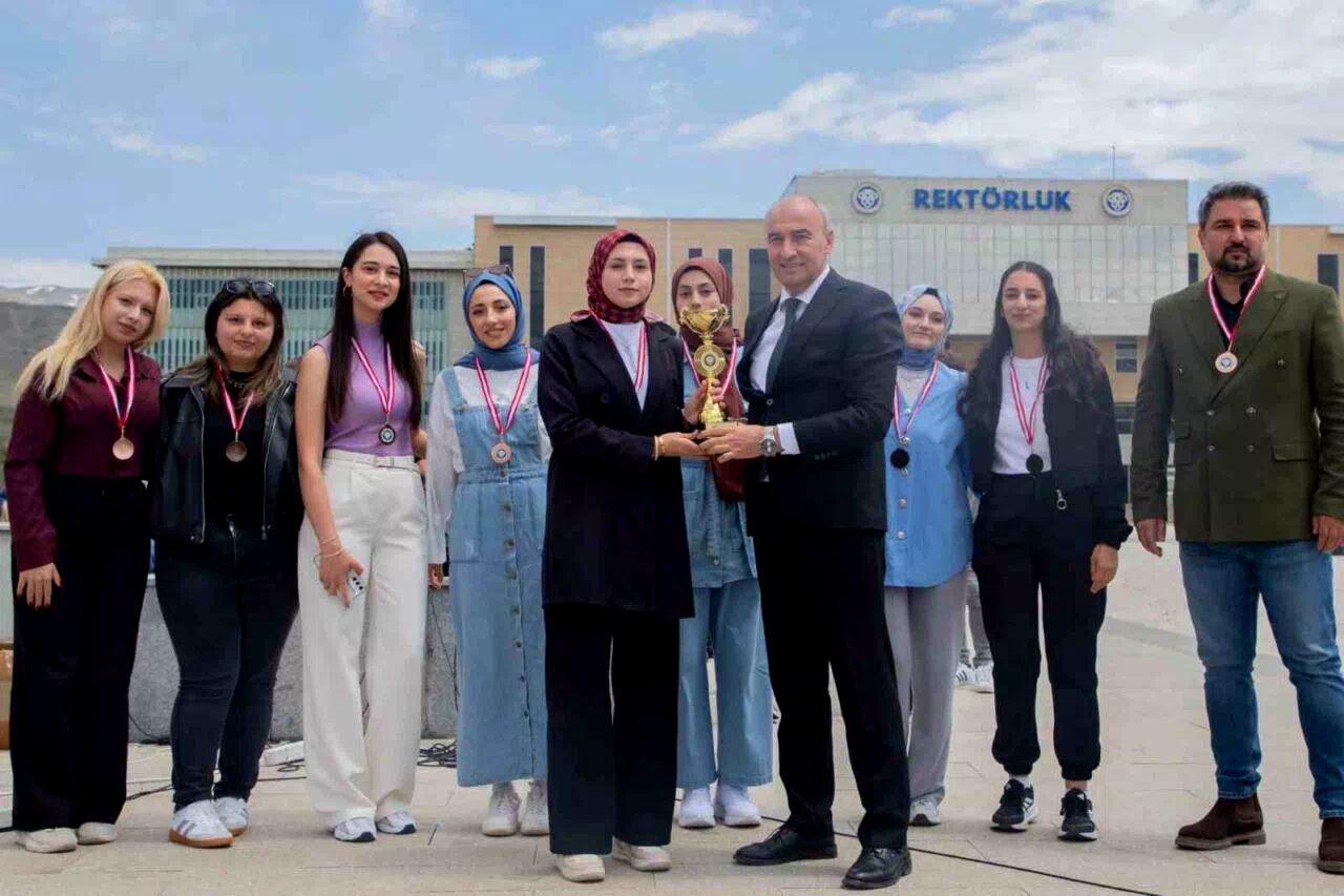 EBYÜ Bahar Şenlikleri’nde dereceye girenlere ödülleri verildi