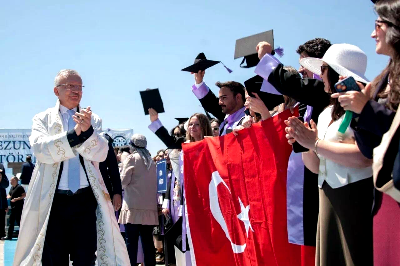 EBYÜ’de mezuniyet coşkusu yaşandı