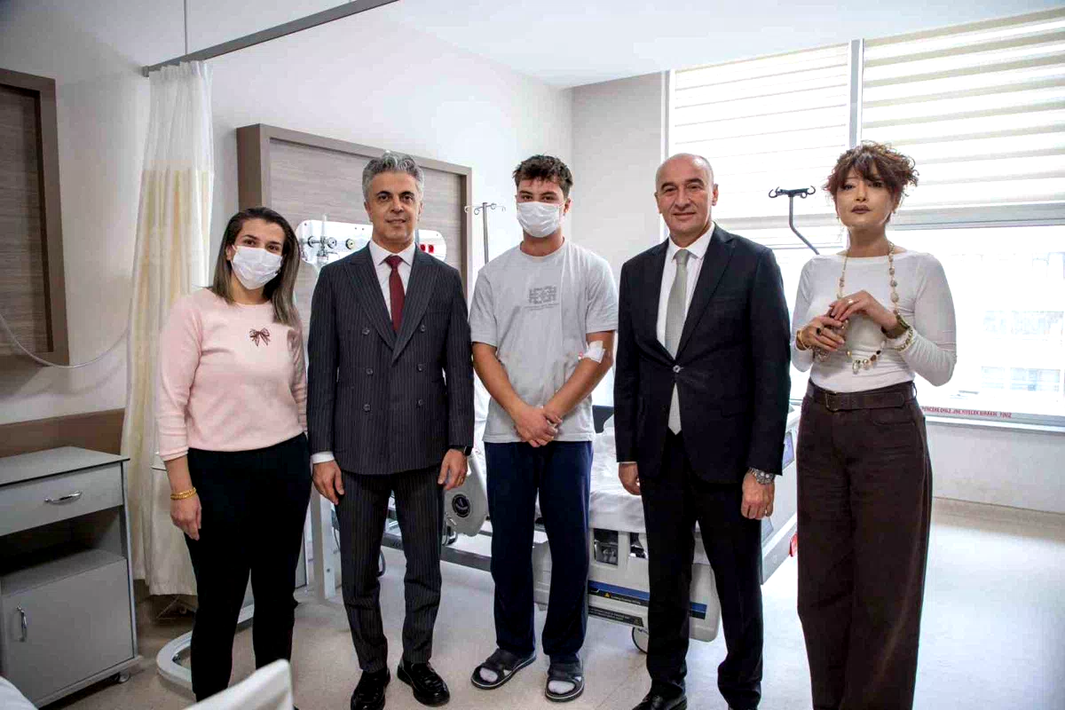 EBYÜ Rektörü Kuyrukluyıldız’dan tedavi gören öğrencilere ziyaret