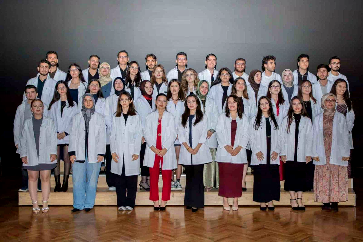 EBYÜ’de diş hekimliği öğrencileri beyaz önlüklerini giydi