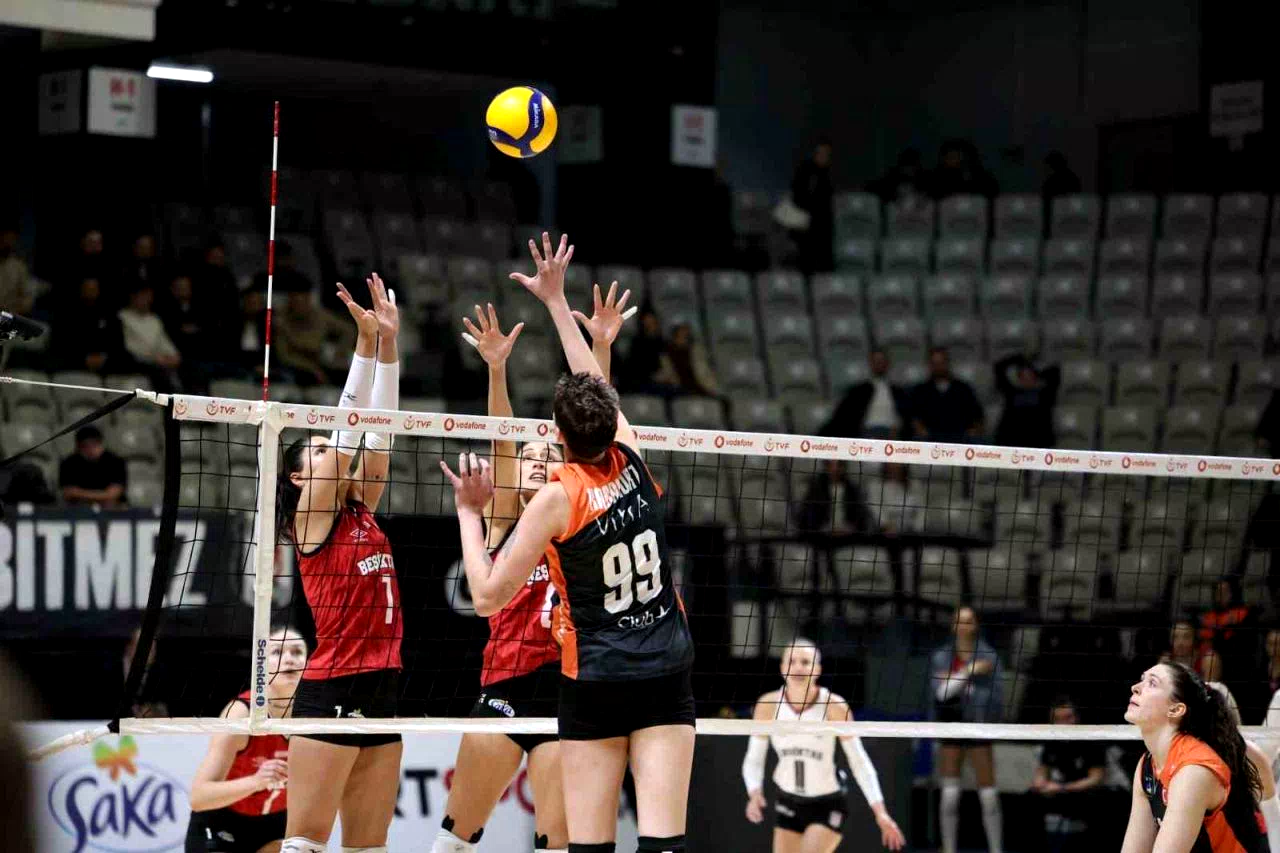 Eczacıbaşı Dynavit, 5 setlik mücadeleden galip ayrıldı
