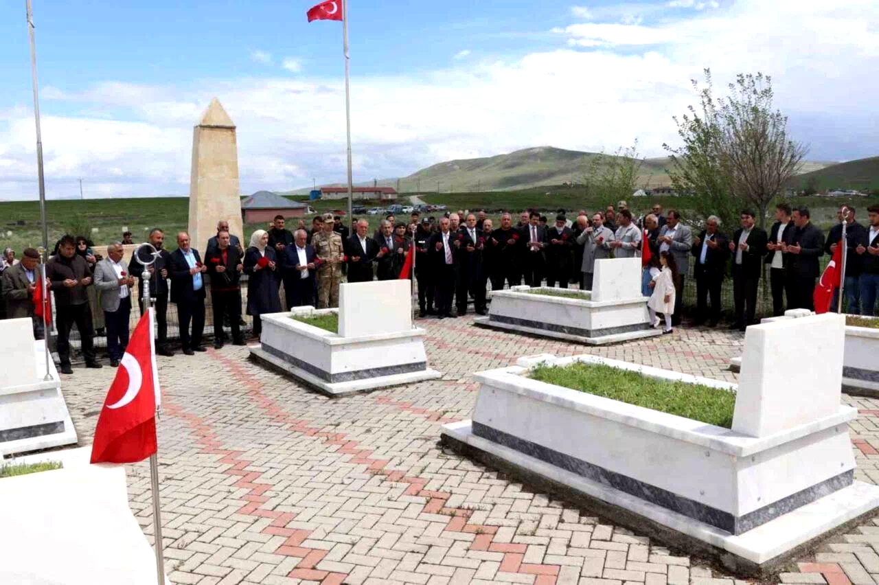 Edebük şehitleri kabirleri başında anıldı