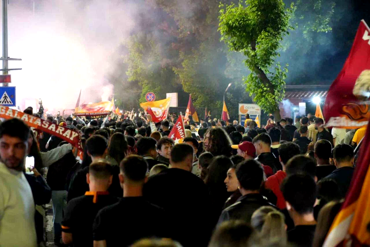 Edirne’de Galatasaraylı taraftarlardan meşaleli şampiyonluk kutlaması