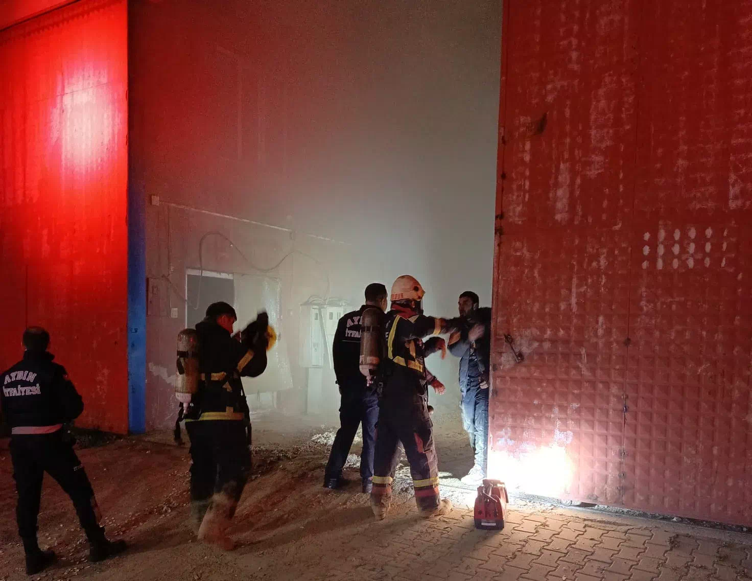 EFELER’DE FABRİKA YANGINI KISA SÜREDE SÖNDÜRÜLDÜ