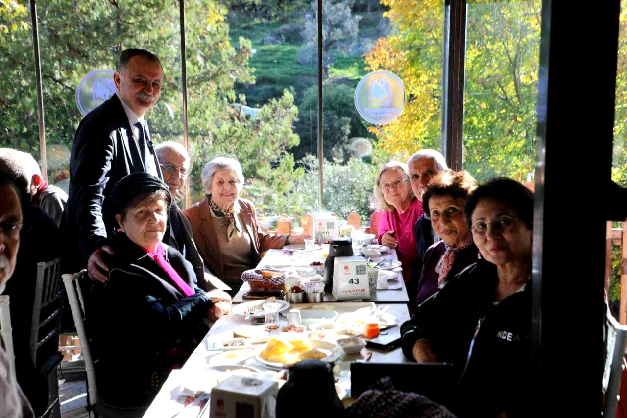Eğitimci başkan emekli öğretmenleri konuk etti