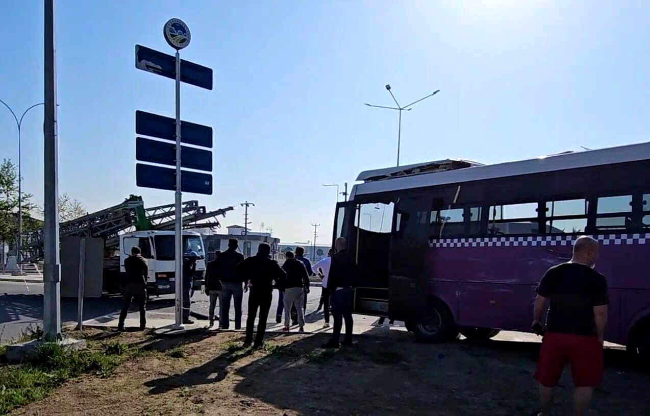 Ehliyetsiz sürücü kullandığı kamyonla özel halk otobüsüne çarptı