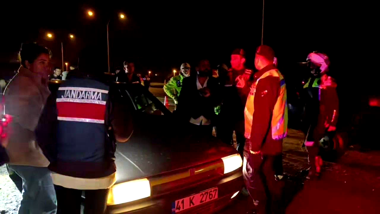 Ekiplerin zorlu denetimi: Alkollü sürücü direndi, bir diğeri tepki gösterdi