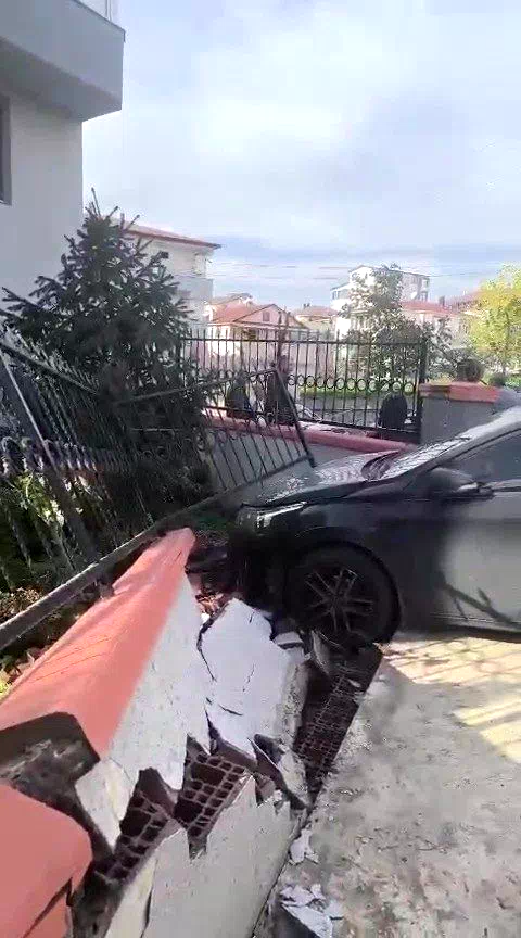 El freni çekilmeyen otomobil bahçe duvarını yıktı