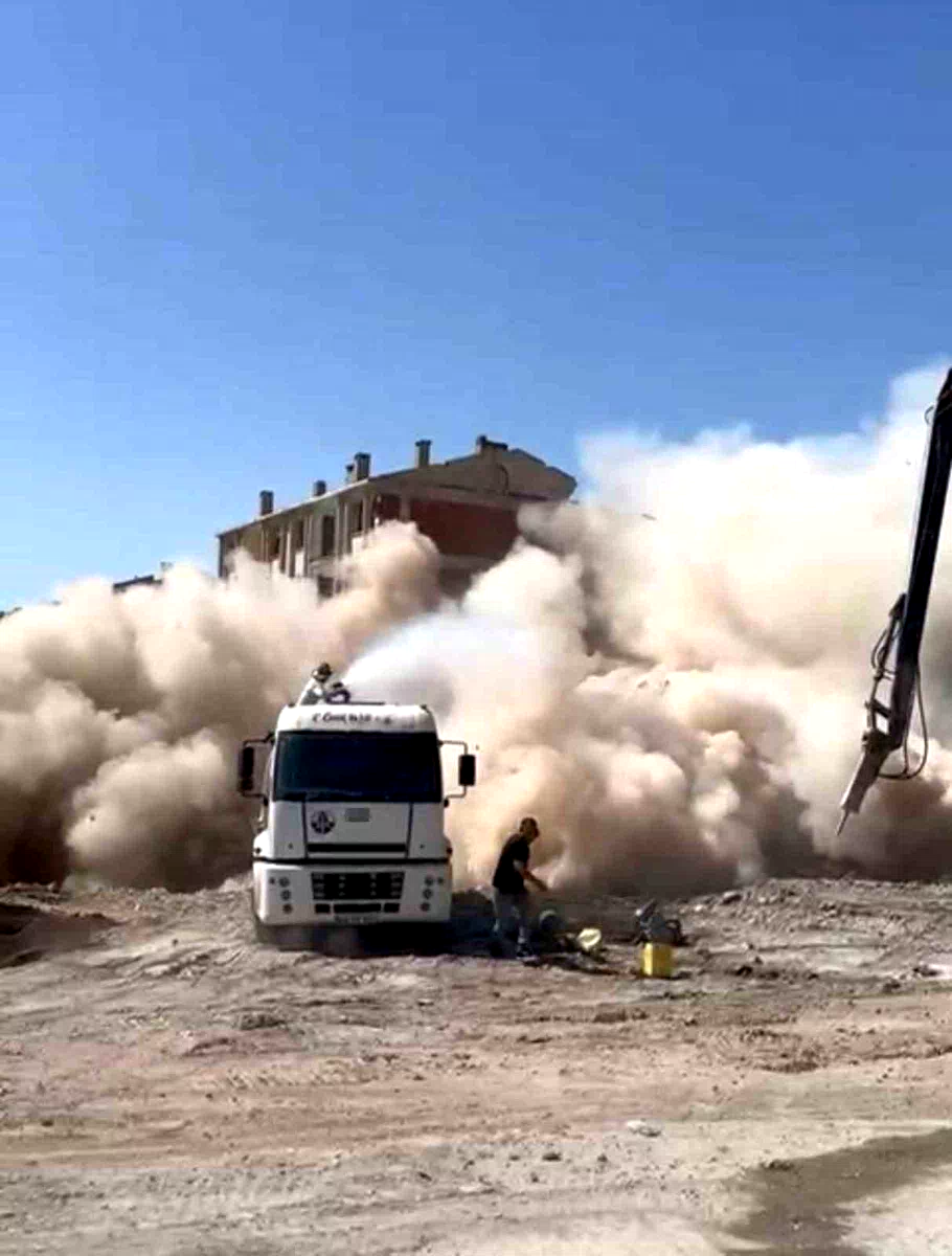 Elazığ’da ağır hasarlı bina tek dokunuş ile yıkıldı