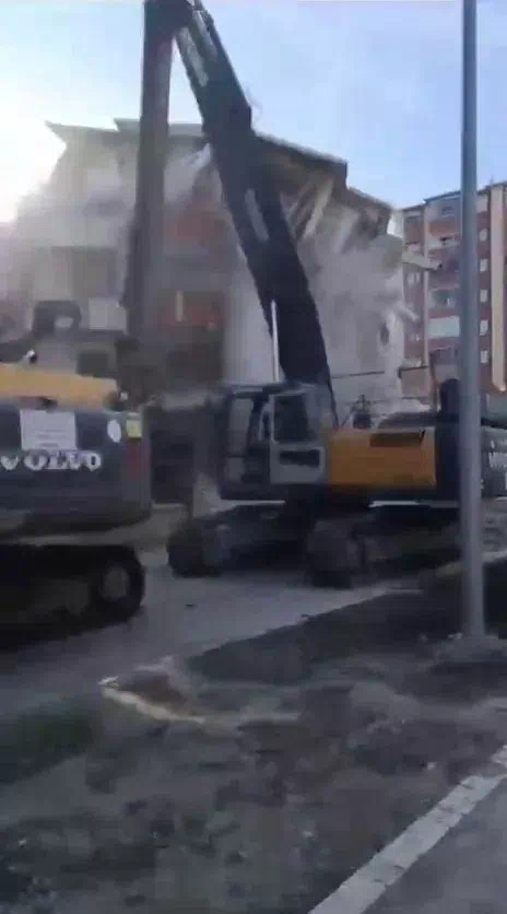 ELAZIĞ’DA KEPÇENİN DOKUNUŞUYLA 5 KATLI BİNA YIKILDI