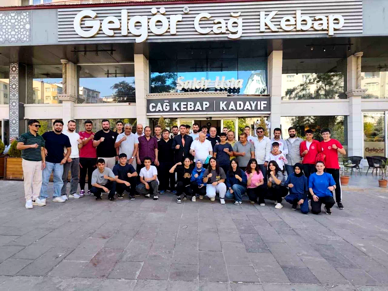 Elmalı, Erzurumlu boksörlerle yemekte bir araya geldi