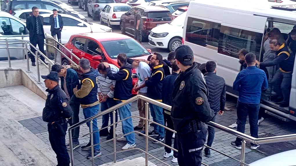 Emekli madenciyi 2,5 milyon lira dolandıran 5 şüpheli tutuklandı