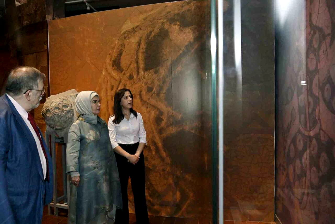 Emine Erdoğan Anadolu Selçukluları Sergisi’ni ziyaret etti