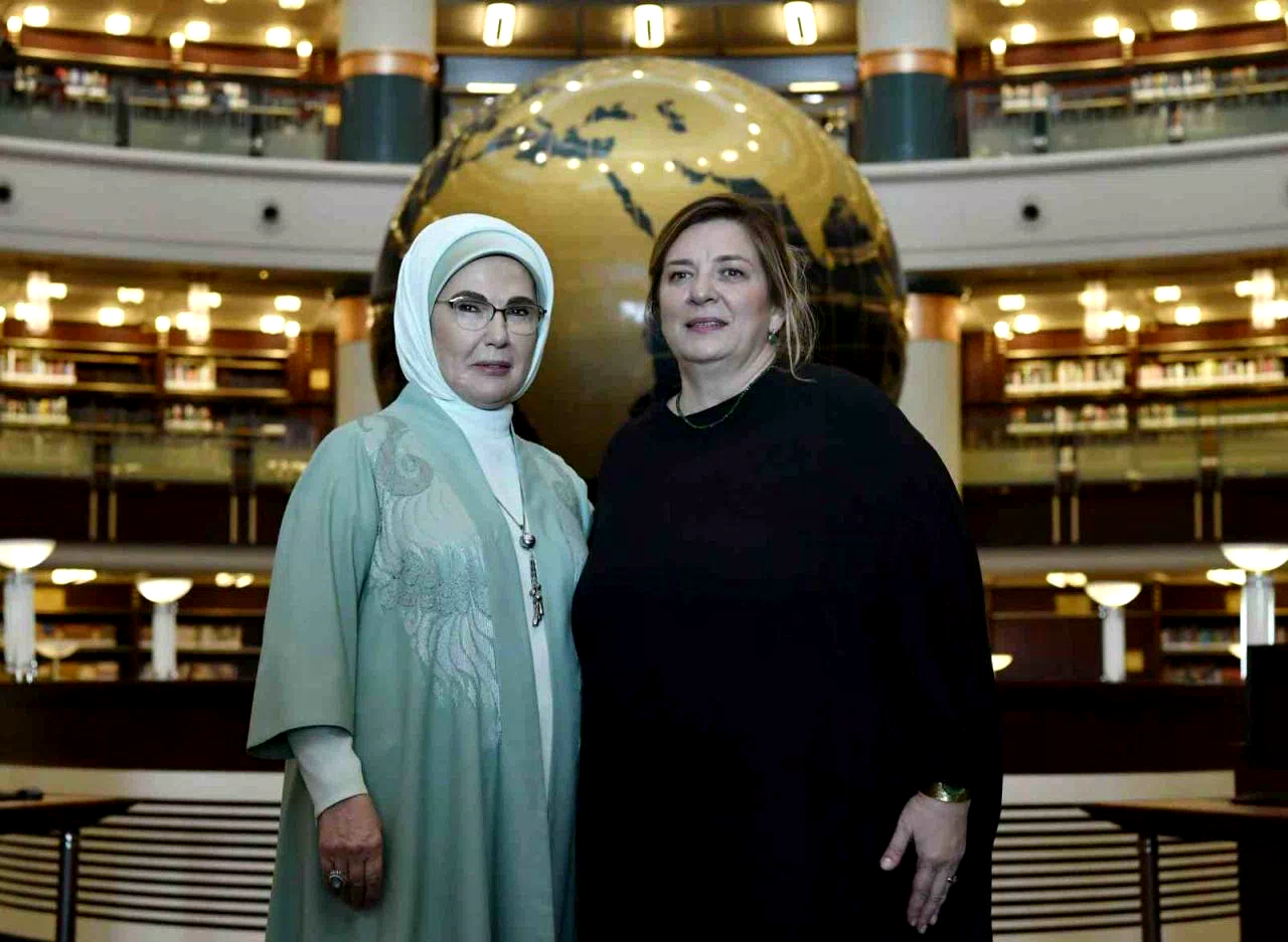 Emine Erdoğan, Gürcistan Cumhurbaşkanı Kavelashvili’nin eşiyle Millet Kütüphanesi’ni ziyaret etti