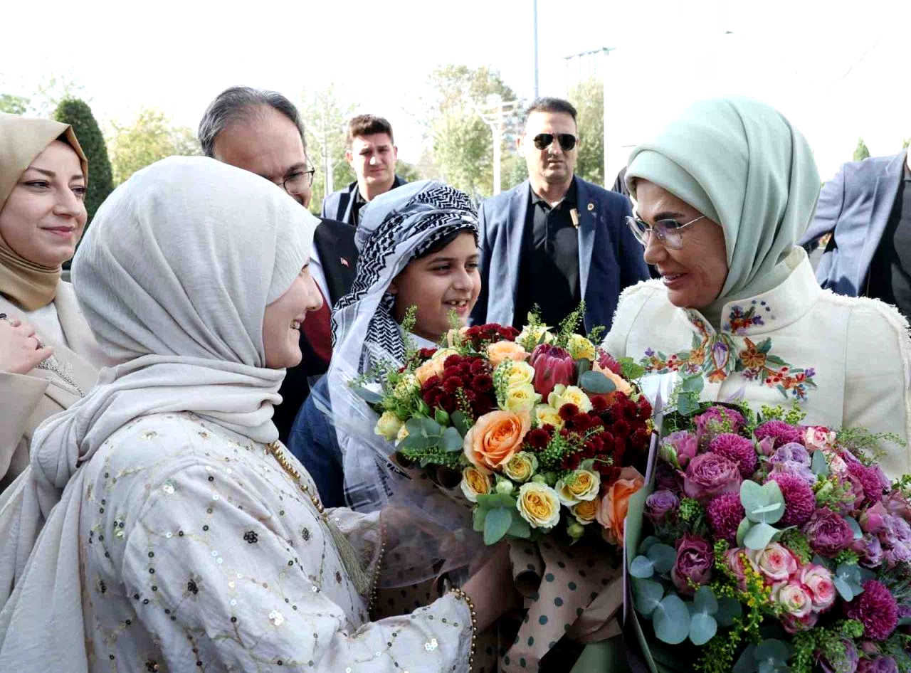 Emine Erdoğan: “Siirt’te gösterdiğiniz kardeşliği hiç unutmadık, unutmuyoruz”