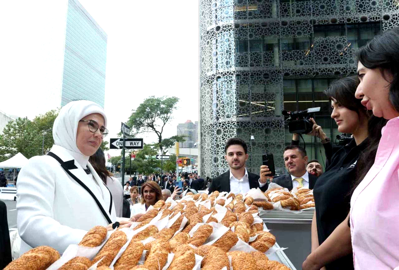 Emine Erdoğan, Türkevi’nin yakınına kurulan simit standını ziyaret etti