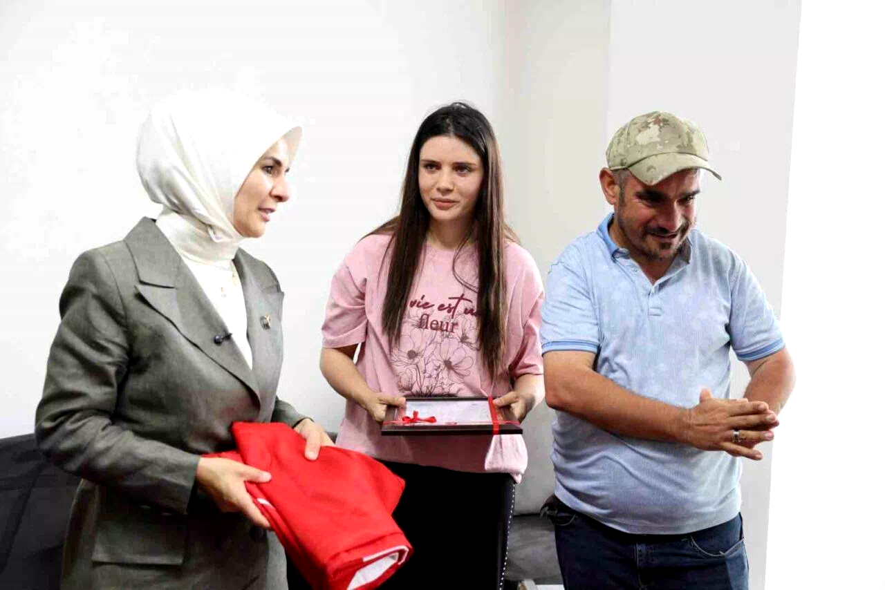 Engelli kardeşlerine ömrünü adayan Çilem’e ev tapusu teslim edildi