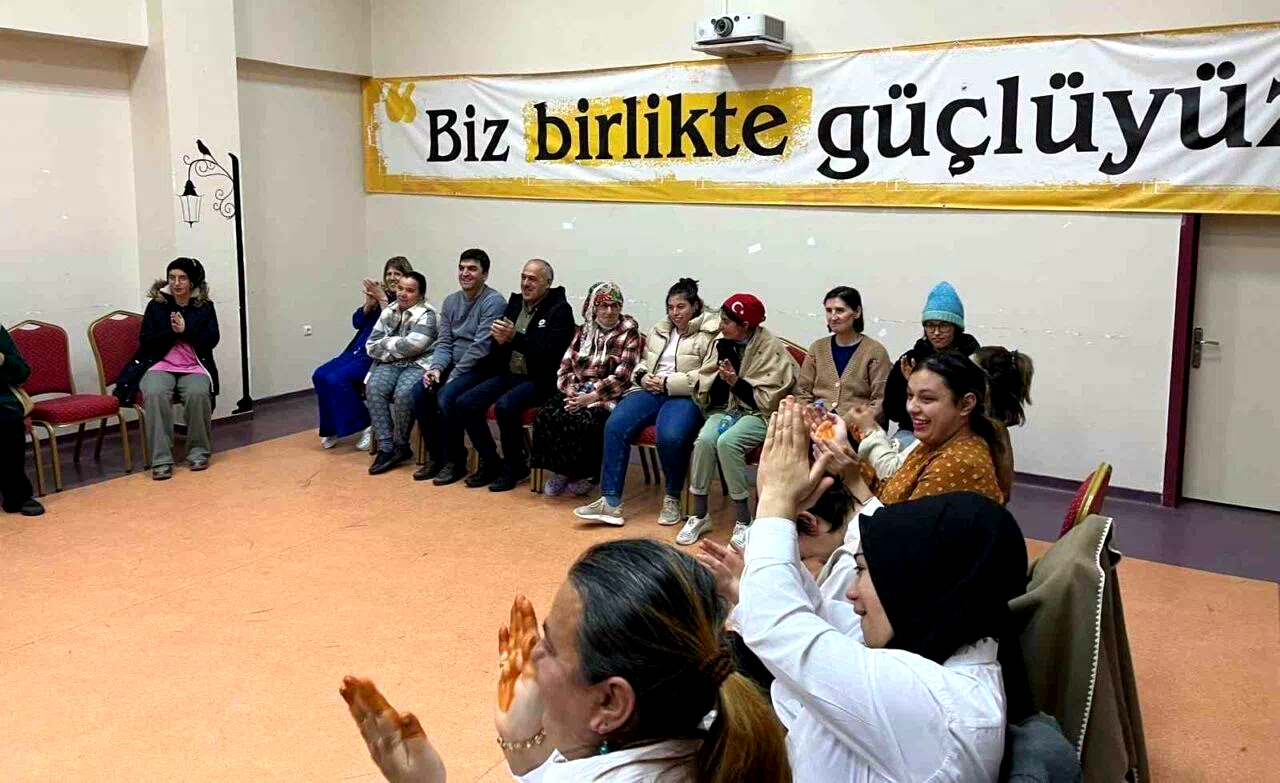 Engelsiz Yaşam Merkezi sakinlerine türkü ziyafeti