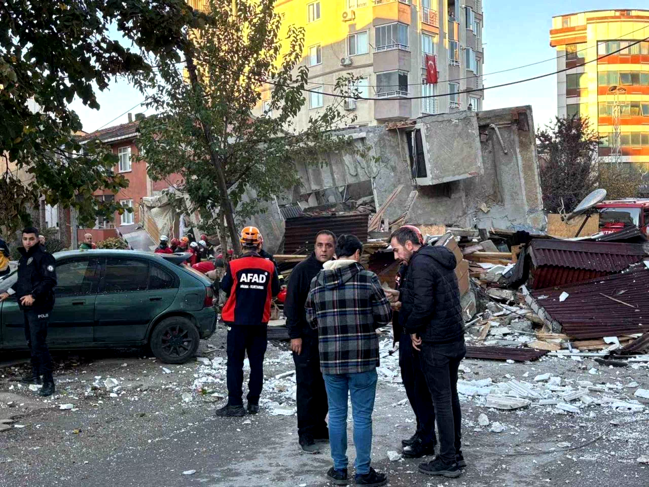 Enkaz altında 7 kişinin olduğu tahmin ediliyor