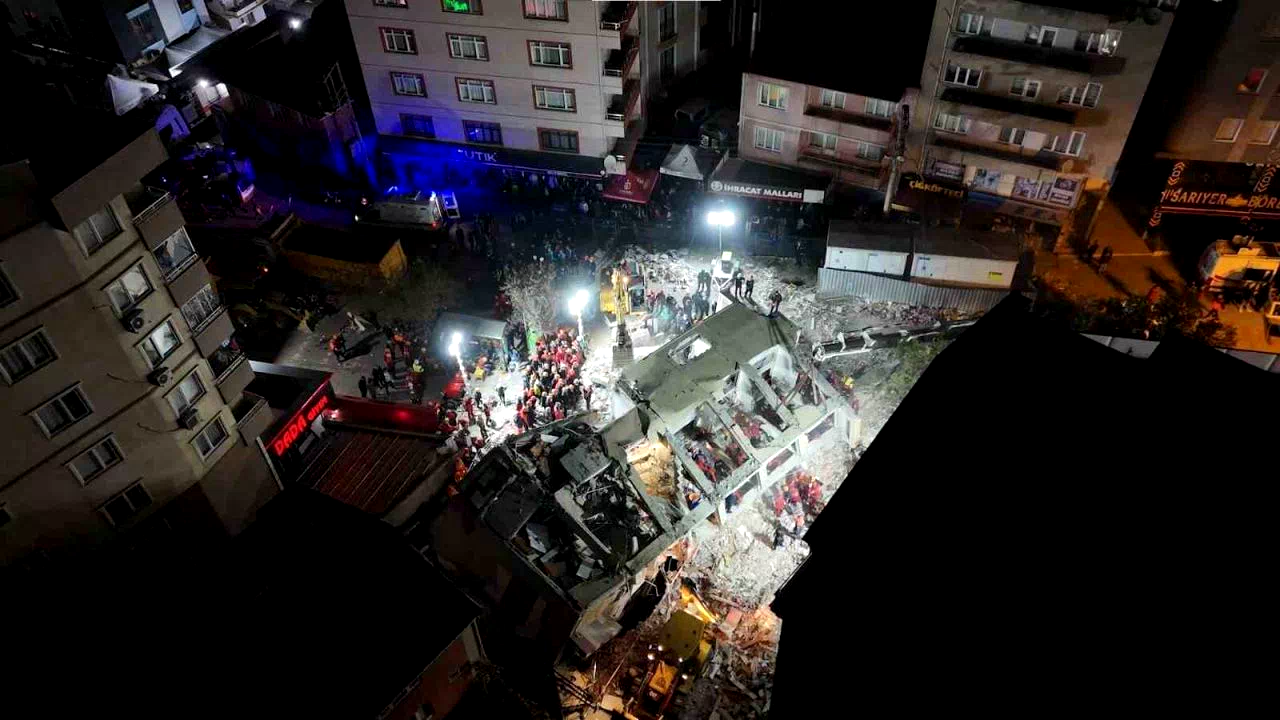 Enkaz başında 14. saat: Hummalı çalışma sürüyor