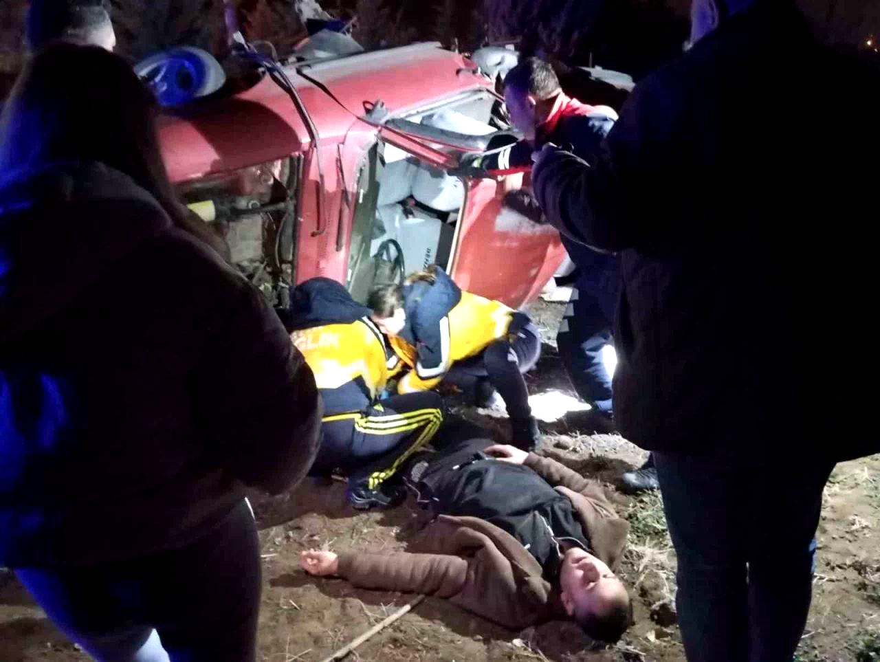 Erbaa’da Virajı Alamayan Otomobil Tarlaya Devrildi: 1 Yaralı