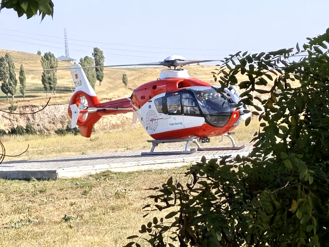 Erciş’ten Erzurum’a helikopter ambulansla entübe hasta nakli