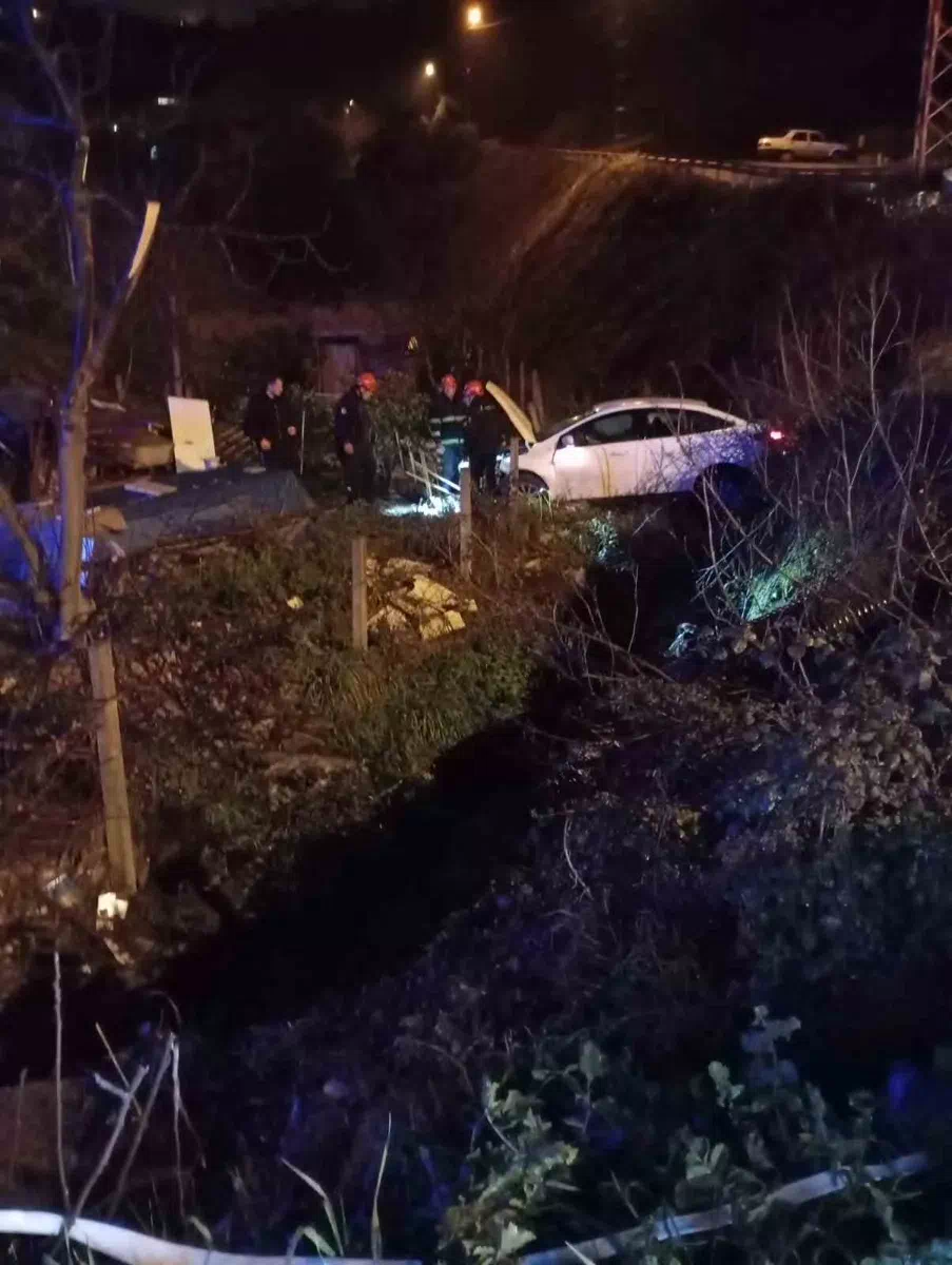 EREĞLİ’DE TRAFİK KAZASI: OTOMOBİL DEREYE UÇTU, 5 KİŞİ YARA ALMADI.