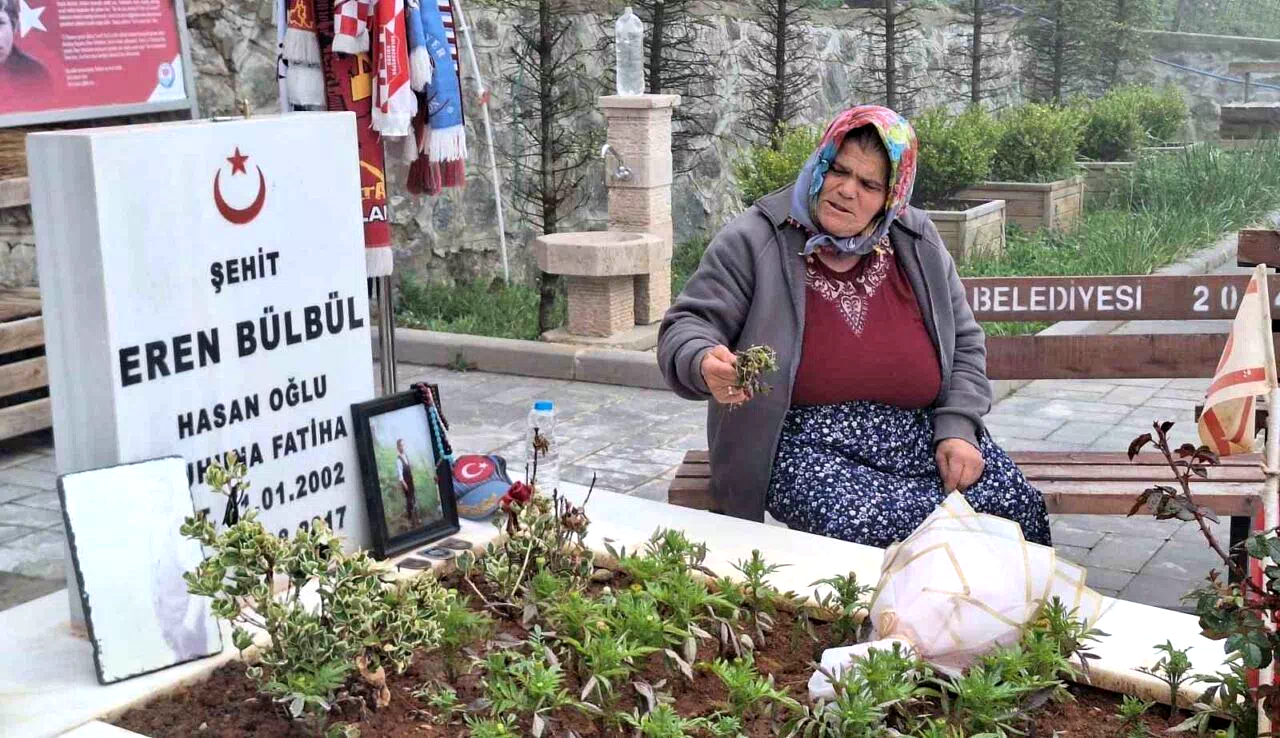 Eren Bülbül’ün annesi Ayşe Bülbül, PKK’nın silah bırakmasını değerlendirdi: “Eren’ler şehit edilmesin, hiçbir Ayşe anne ağlamasın diye onay veririm”