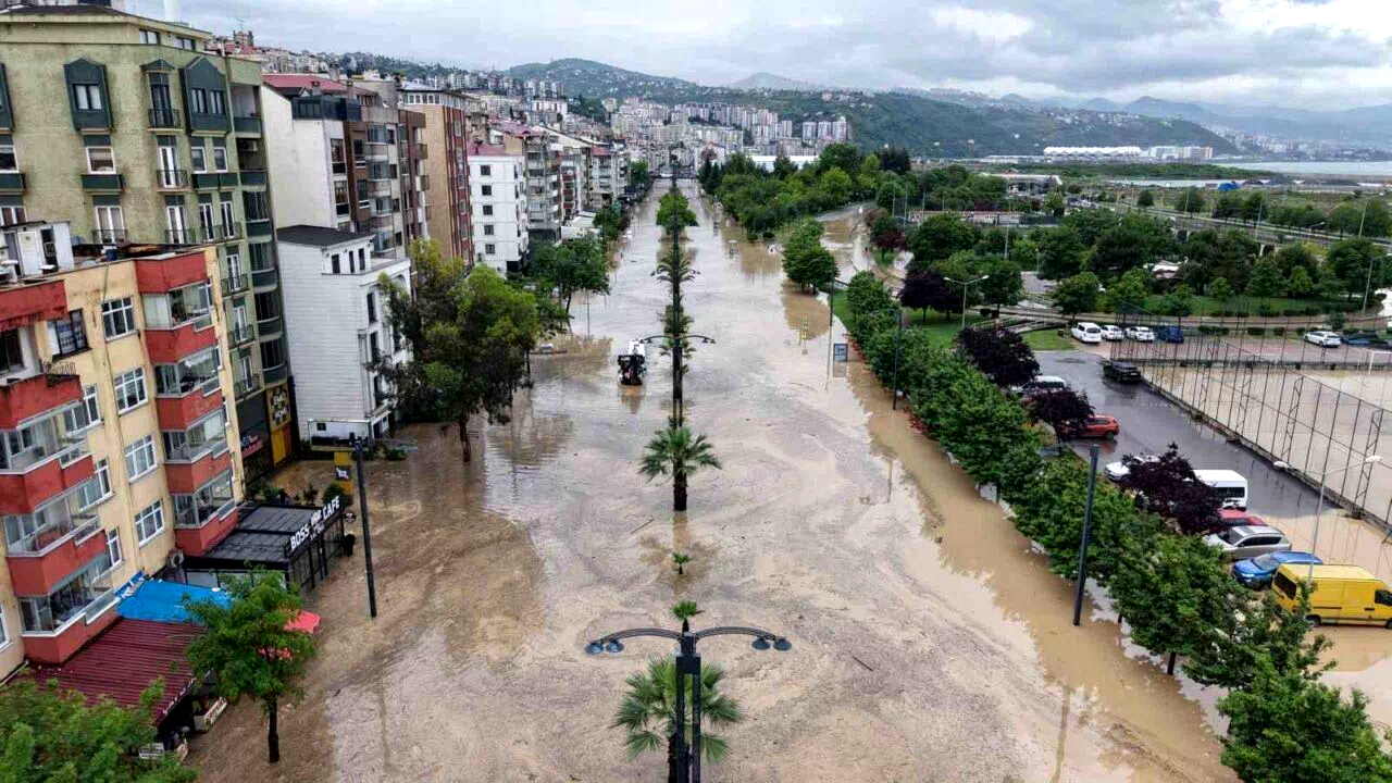 Ersoy: “Karadeniz Sahil Yolu baraj görevi gördü; Trabzon’da ‘Şehir seli’ oluştu”