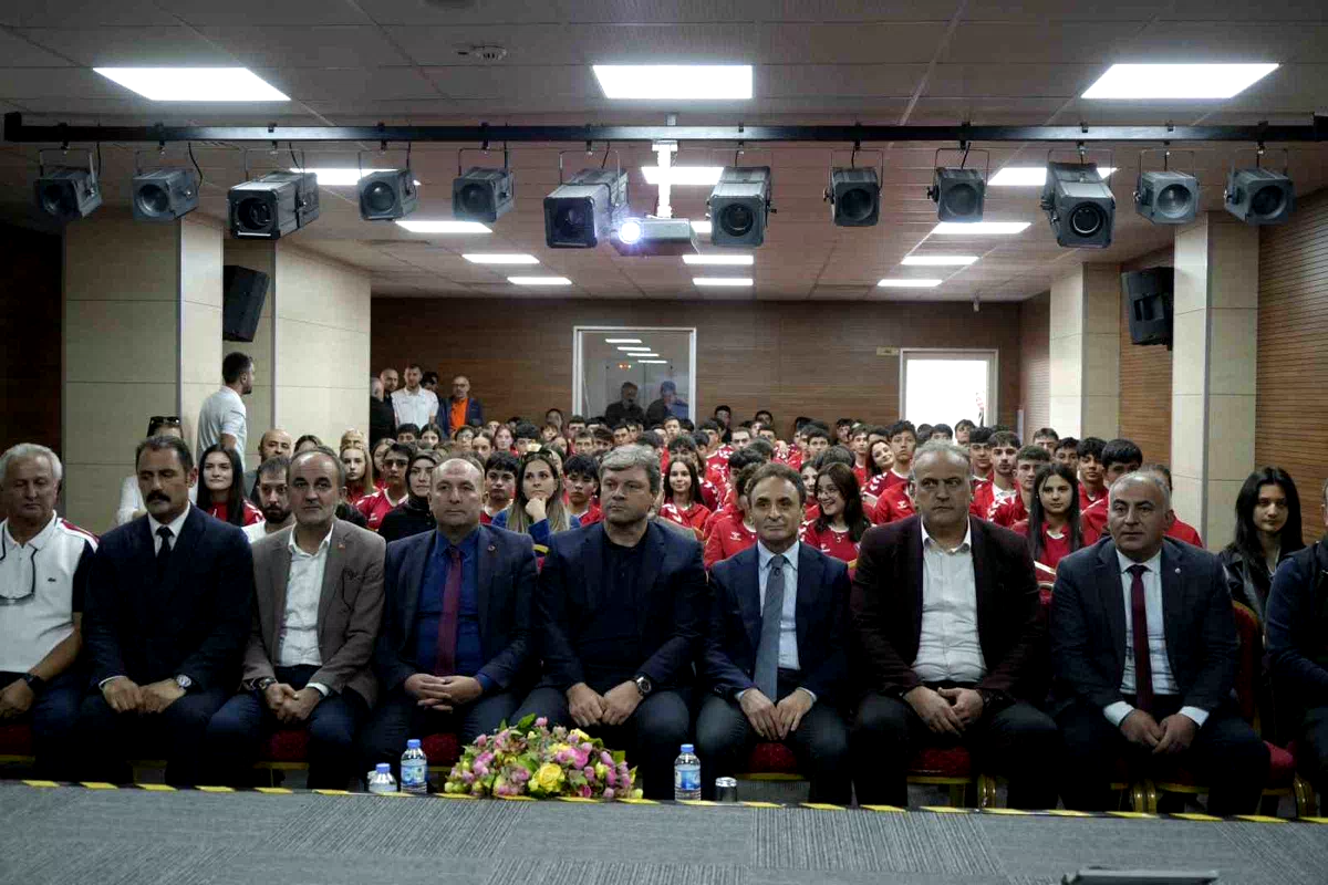 Ertuğrul Sağlam’dan gençlere ahlak ve başarı tavsiyesi