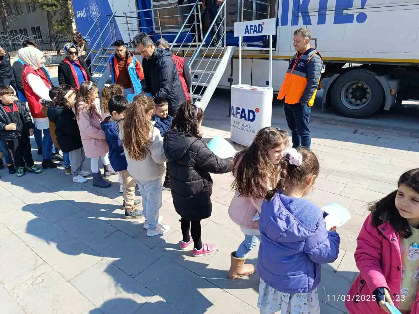 ERZİNCAN AFAD TARAFINDAN ÖĞRETMEN VE ÖĞRENCİLERE DEPREM BİLİNCİ EĞİTİMİ VERİLDİ.