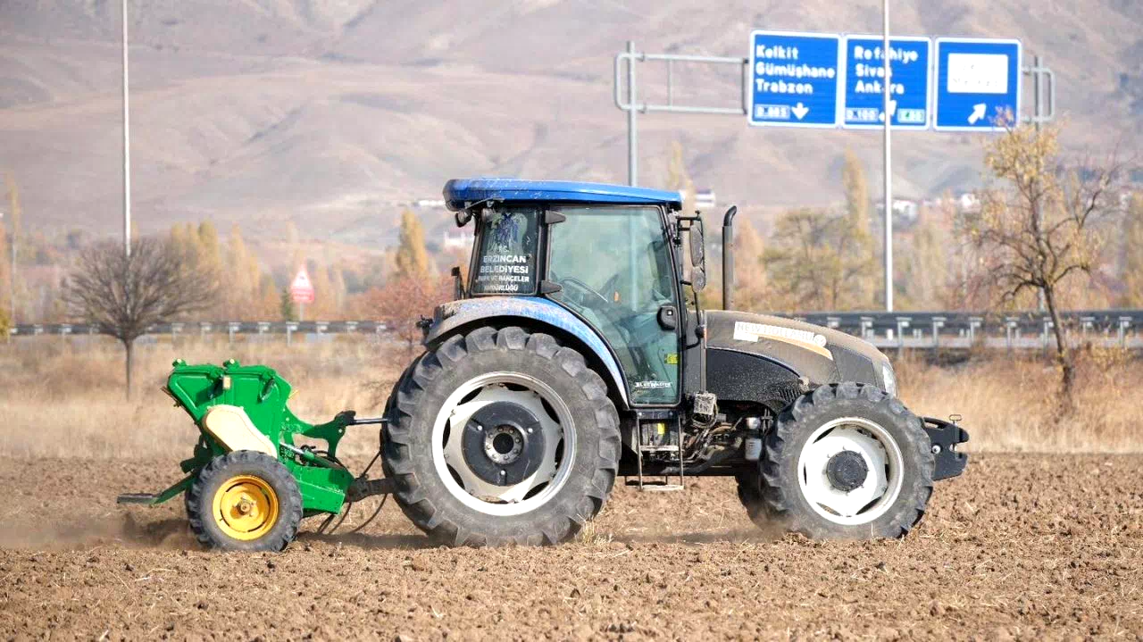 Erzincan Belediyesi uygulama tarlalarında hububat ekimi yaptı