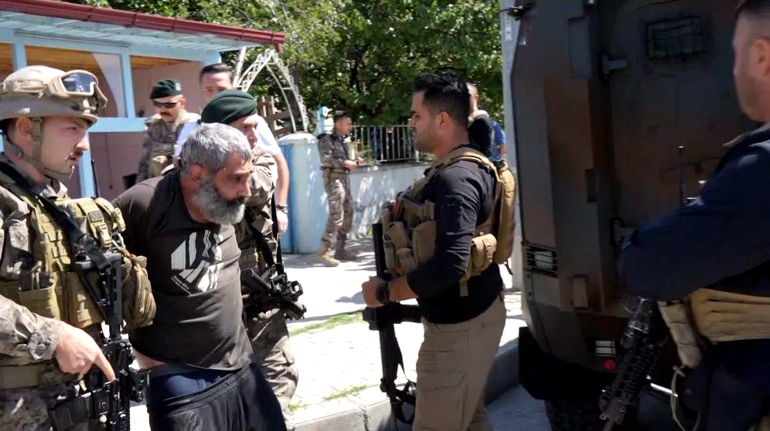 Erzincan’da 1 kişiyi öldürüp 1 kişiyi yaralayan şahıs özel harekât operasyonuyla evde yakalandı
