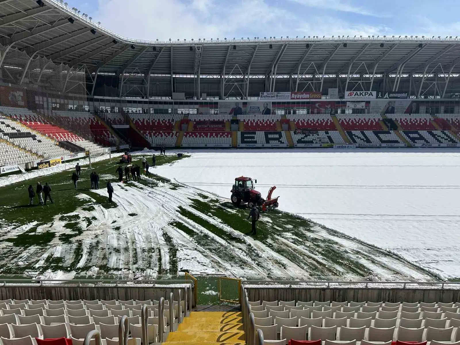 Erzincan’da 13 Şubat Şehir Stadyumu’ndaki 50 cm kar birikintisi kaldırıldı.
