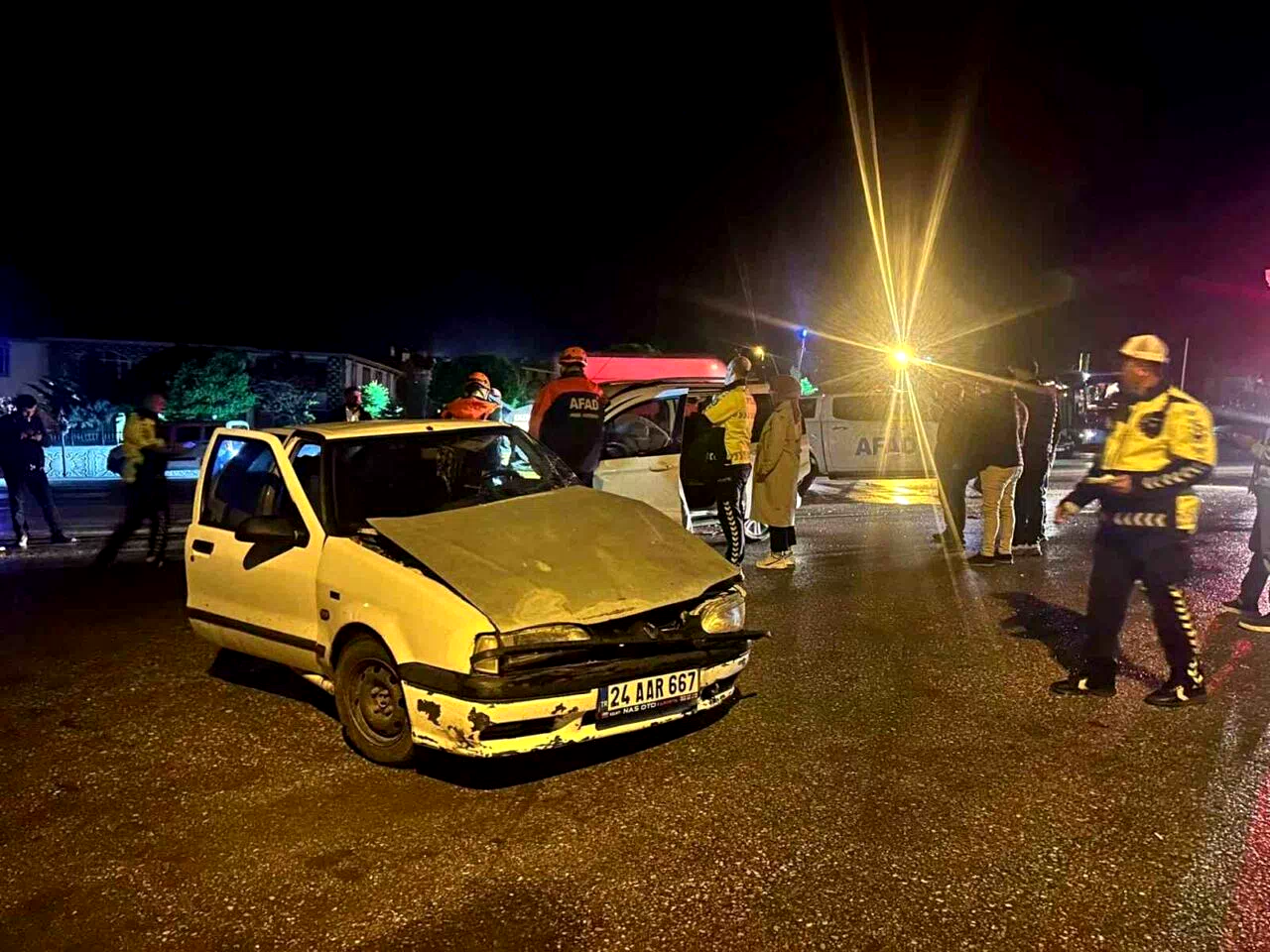 Erzincan’da 2 aracın çarpıştığı kazada 5 kişi yaralandı