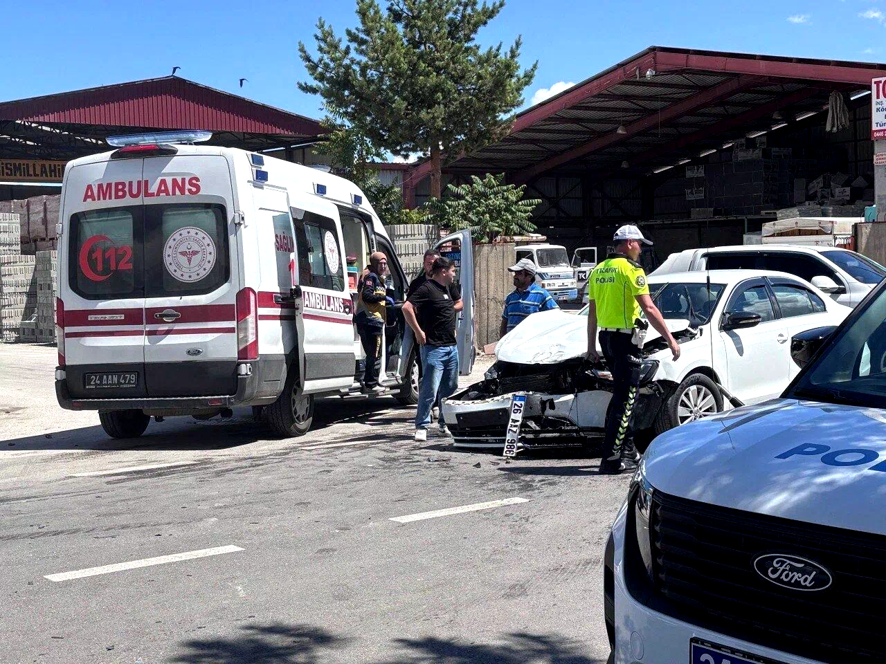 Erzincan’da 3 araçlı trafik kazası güvenlik kamerasına yansıdı