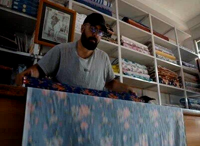Erzincan’da 3 kuşak hizmet veren kumaşçı dükkanı, değişen modanın değil dostluğun ve güvenin adresi oldu
