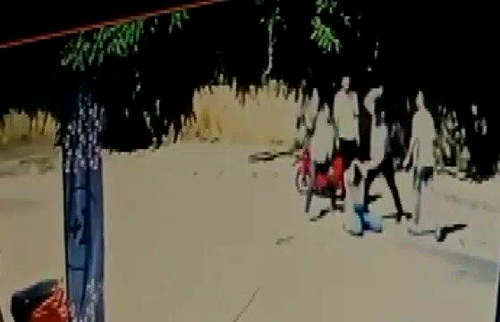 Erzincan’da 4 kişinin 1 kişiyi darp ettikleri anlar güvenlik kamerasına yansıdı