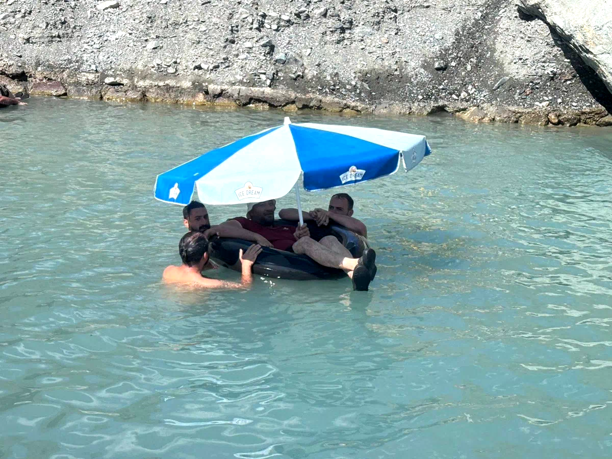 Erzincan’da 40 derece sıcakta ilginç serinleme: Dereyi kesip havuz yaptılar