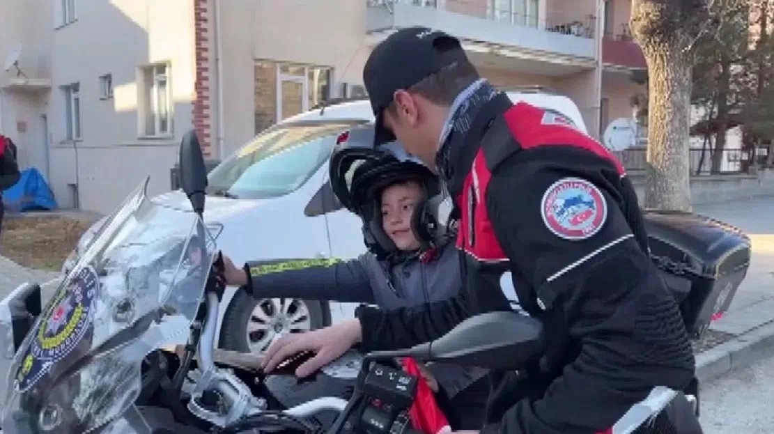 Erzincan’da 6 yaşındaki çocuk, polislerle buluşma isteğini Vali tarafından gerçekleştirildi