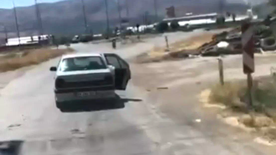 Erzincan’da açık kapılı araçla trafikte riskli yolculuk