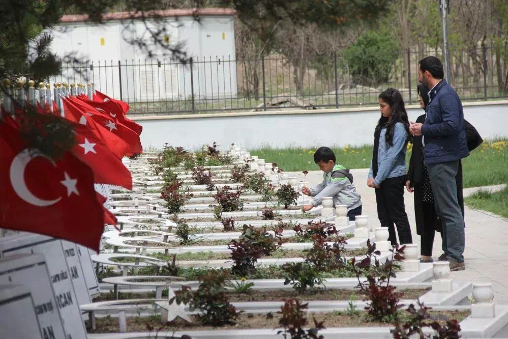 Erzincan’da Bayram Arefesinde Mezar Ziyaretleri Yoğunlaştı.