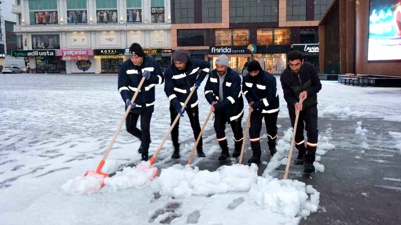 Erzincan’da belediye ekipleri karla mücadele çalışmasını sürdürüyor